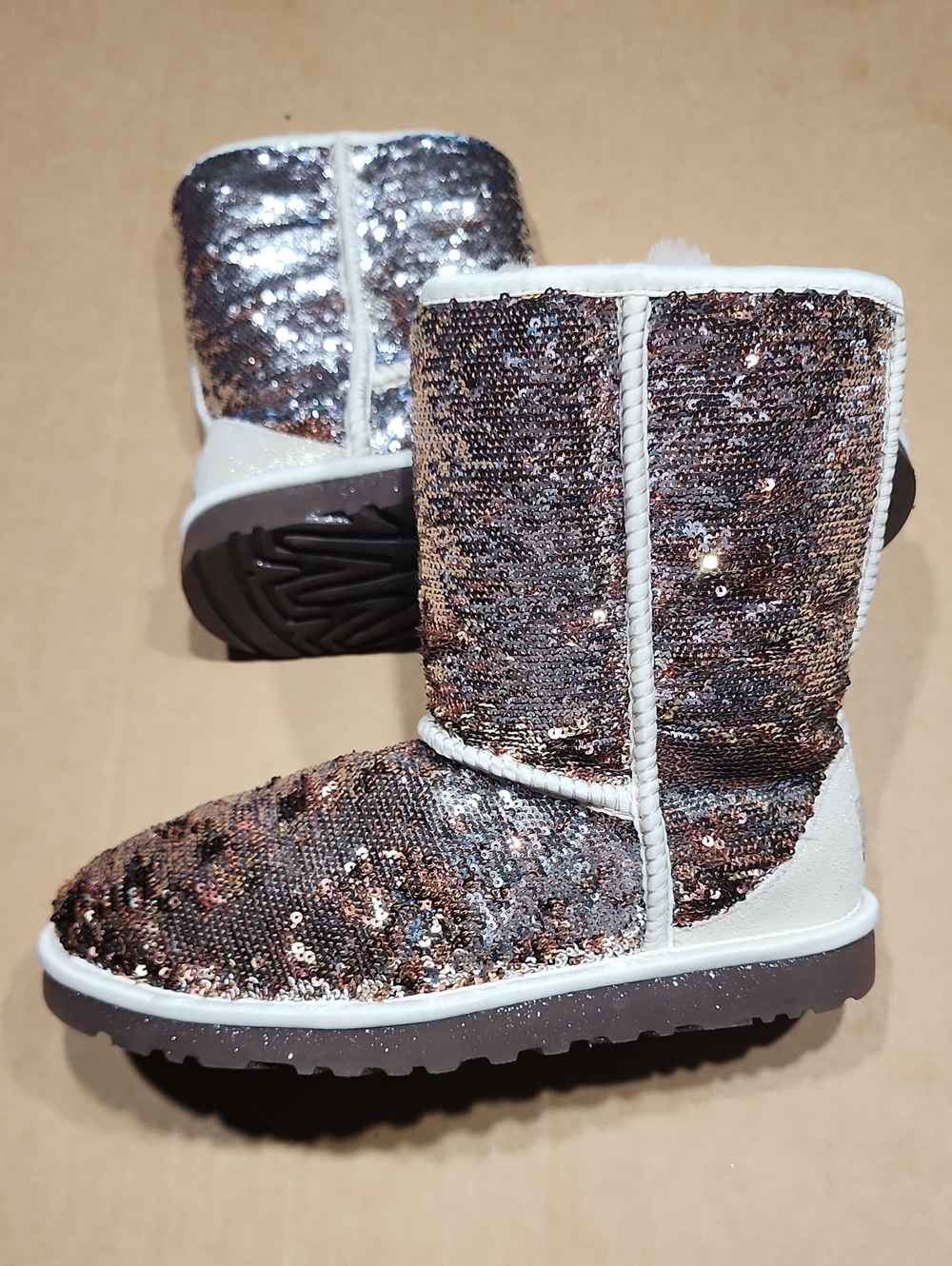 UGG AUSTRALIA WOMENS CLASSIC SHORT BOOTS SPARKLES SEQUIN BLING CHAMPAGNE Sz 6
